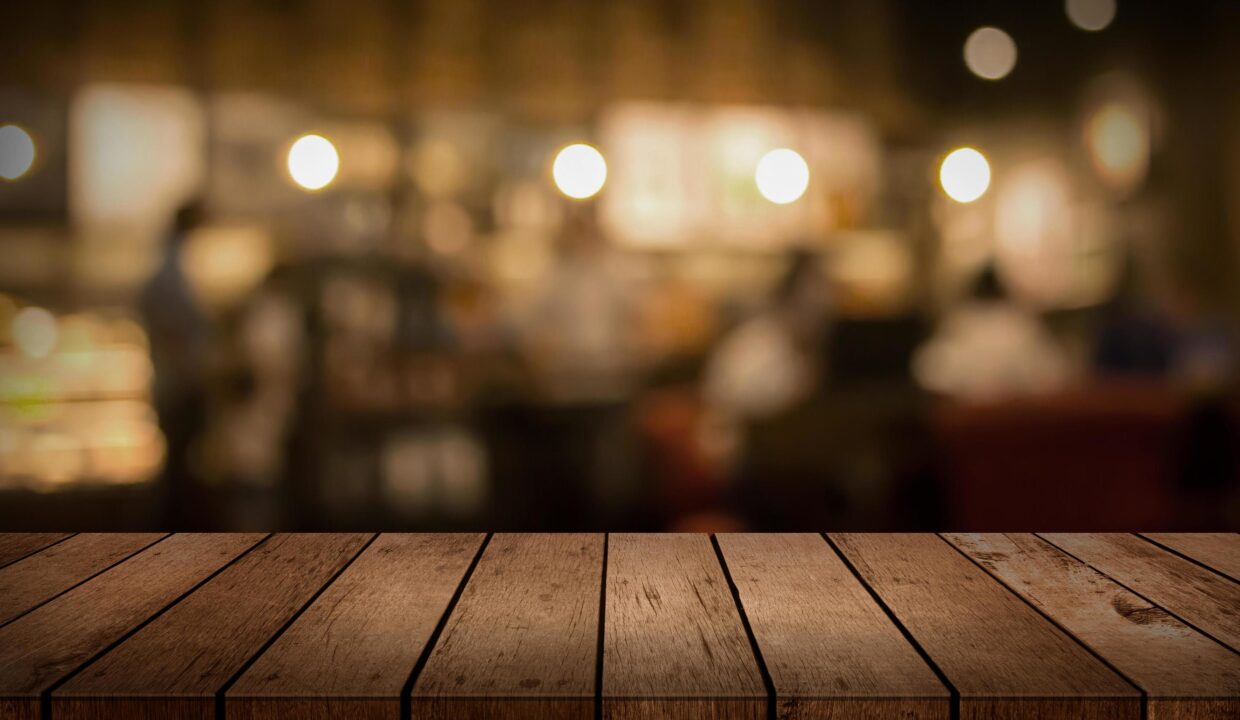 1948406-tampo-da-mesa-de-madeira-para-exibicao-com-fundo-desfocado-do-restaurante-grátis-foto